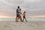 Abenteuer und Gutes tun mit Kindern: Familie am Strand
