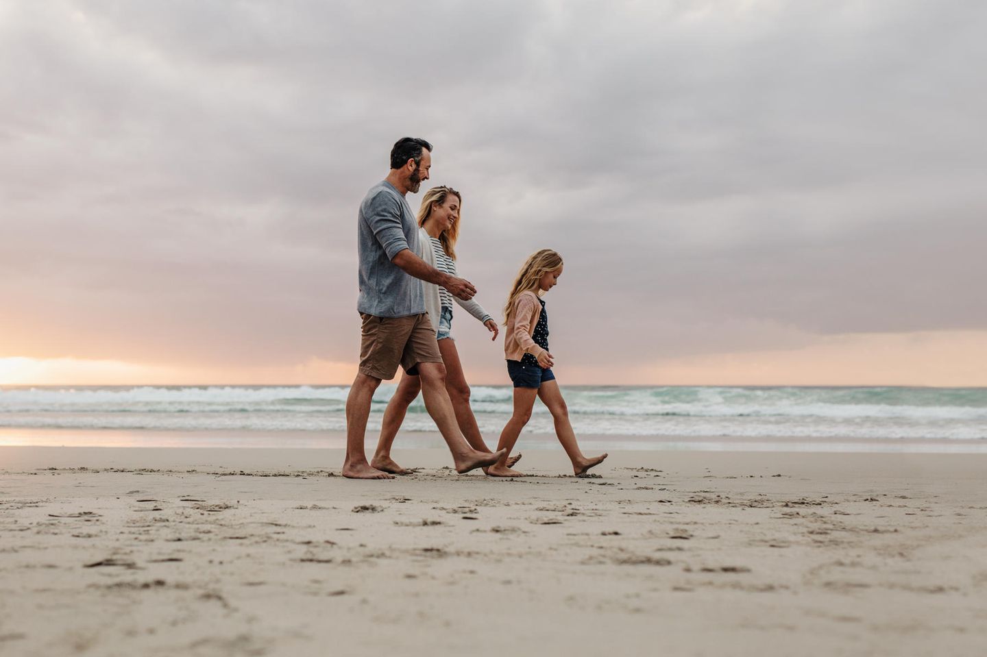 Abenteuer und Gutes tun mit Kindern: Familie am Strand