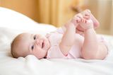 Futter fürs Gehirn: Baby spielt mit Füßen und Fingern