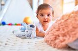 Futter fürs Gehirn: Baby mit Kuscheltier