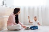Futter fürs Gehirn: Baby spielt mit Topf