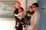 1996 entstand dieses Foto von Nicole Kidman und Tom Cruise. Auf dem Schnappschuss sieht man Nicole mit Adoptivsohn Connor und Tom trägt Isabella auf dem Arm. Mittlerweile ist sie 29 Jahre alt und ihr Bruder 27. 