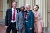 Schauspielerin Emma Thompson und ihr Mann (li.) bekamen 2003 ihre leibliche Tochter Gaia (re.). Noch im gleichen Jahr adoptierten sie Tindyebwa Agaba (li.), einen ehemaligen Kindersoldaten aus Ruanda, als er 16 Jahre alt war. Er lebte damals in London auf der Straße, nachdem er aus seinem Heimatland geflohen war. Emma Thompson lud ihn über die Weihnachtstage zu sich nach Hause ein. Kurz darauf folgte die Adoption und seitdem ist er Teil der Familie. 2003 sprach der Afrikaner kaum ein Wort Englisch, nur sechs Jahre später absolvierte er seinen Universitätsabschluss in Politik.