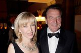 Altkanzler Gerhard Schröder adoptierte mit seiner heutigen Exfrau Doris Schröder-Köpf zwei Kinder aus Russland. Tochter Viktoria kam 2004 zu ihnen und zwei Jahre später vervollständigten sie ihre Familie mit einem kleinen Jungen. 