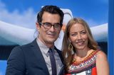 Für die Rolle des Familienvaters Phil Dunphy in der Serie Modern Family bekam Ty Burrell (li.) einen Emmy. Und auch privat ist er ein absoluter Familienmensch. Zusammen mit seiner Frau Holly hat er zwei Töchter in den Jahren 2010 und 2012 adoptiert. Frances und Greta heißen die beiden Mädchen. 