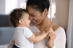 Ein Wunder namens Baby: Kind auf Mamas Arm