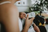 Ein Wunder namens Baby: Baby trinkt aus Flasche
