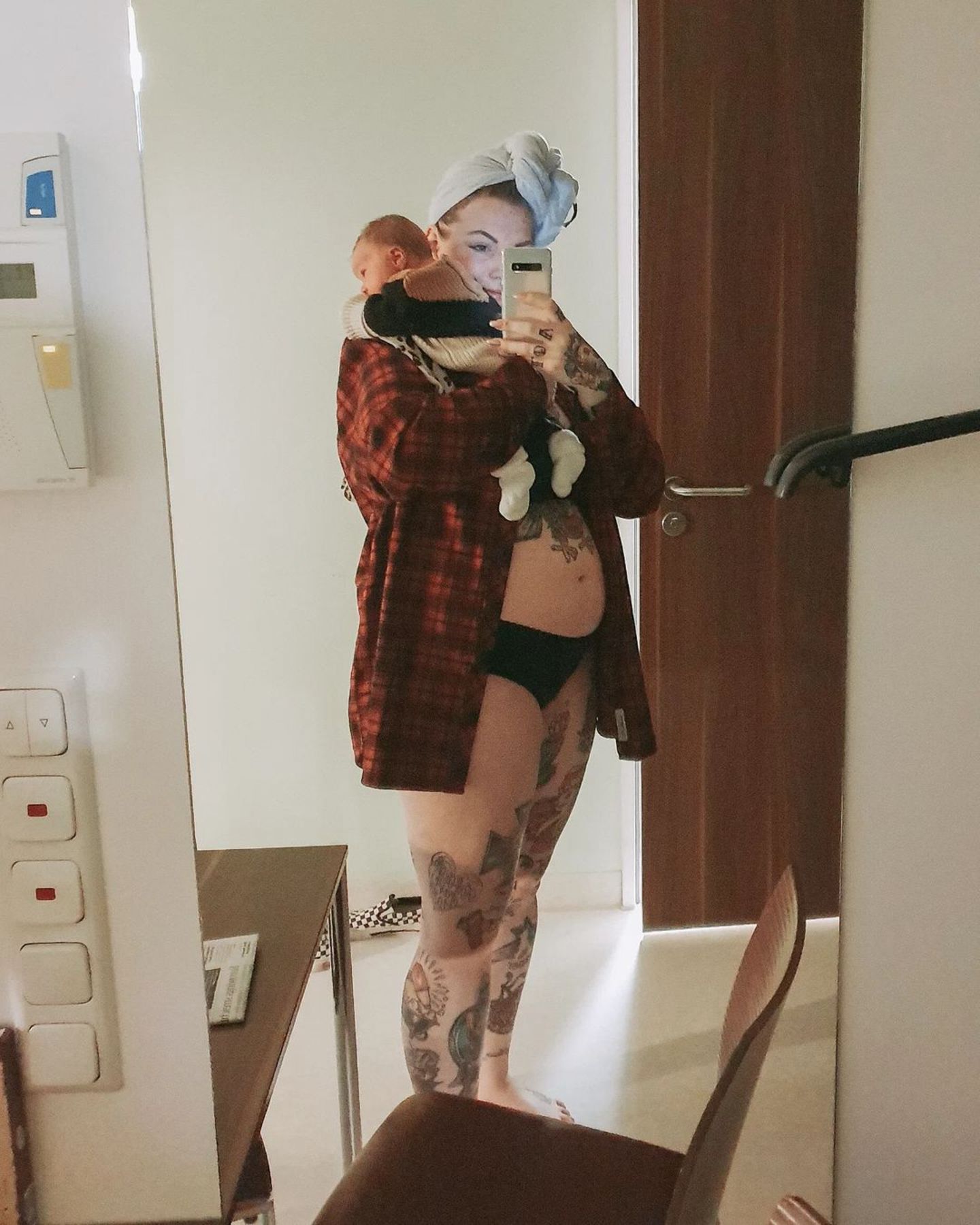 "Meine Traumgeburt? Ein Wunschkaiserschnitt!": Vanessa mit ihrem Baby vor dem Spiegel
