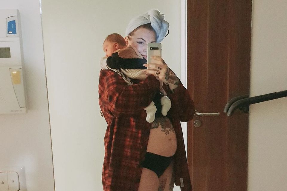 "Meine Traumgeburt? Ein Wunschkaiserschnitt!": Vanessa mit ihrem Baby vor dem Spiegel