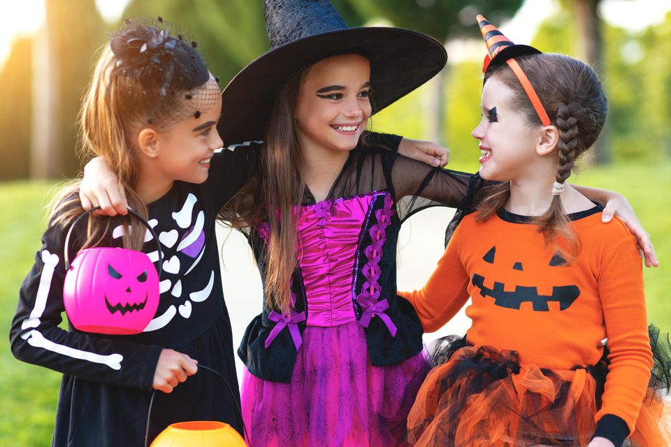 Halloween-Kostüm selber machen: Drei verkleidete Hexen