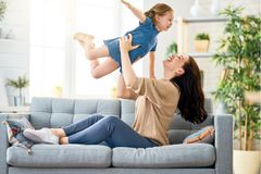 Bewegungsspiele mit Kindern: Mutter spielt mit ihrer Tochter