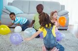 Bewegungsspiele mit Kindern: Kinder spielen mit Ballons