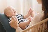 Vorsicht, das Eltern-Pferd ist bockig! Der:die kleine Reiter:in sitzt auf Mamas oder Papas Knien und reitet wild über den Graben und plumpst in den Sumpf. So wird der Gleichgewichtssinn und die Fitness gefördert.