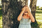Bewegungsspiele mit Kindern: Kind verdeckt ihre Augen
