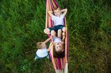 Bewegungsspiele mit Kindern: Kinder in einer Hängematte