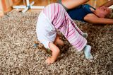 Bewegungsspiele mit Kindern: Kind macht einen Purzelbaum
