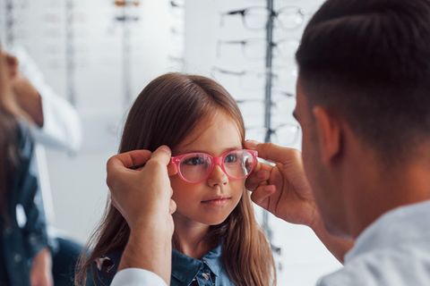Kinderbrillen: Mädchen beim Optiker