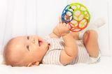 Das macht Babys mobil: Baby mit Rasselball