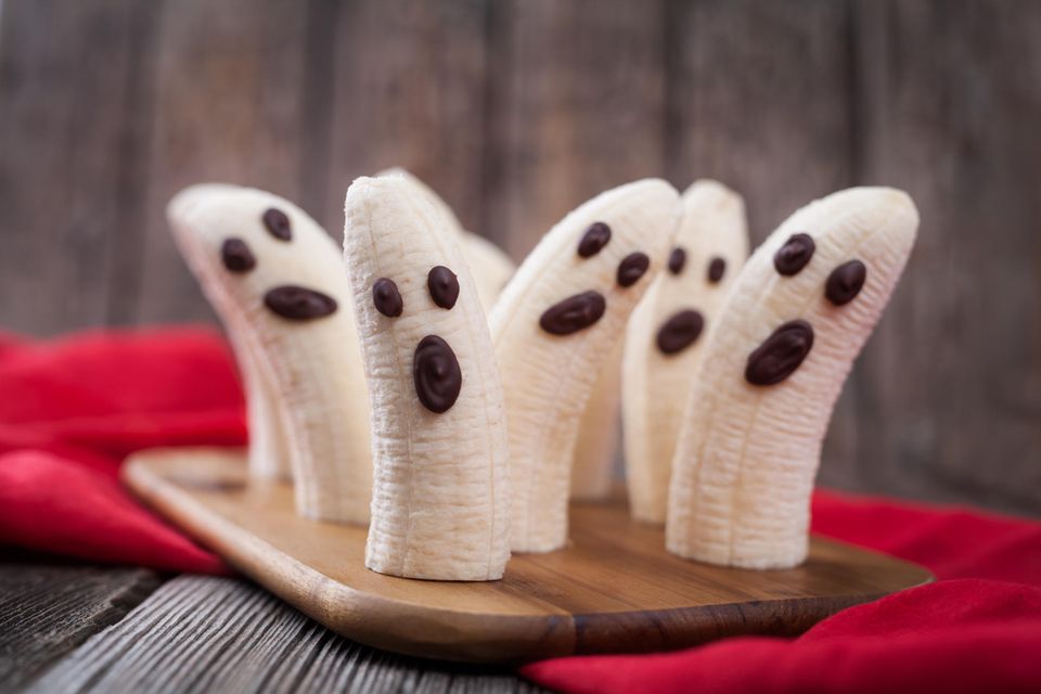Halloween buffet: chocolate banana ghosts