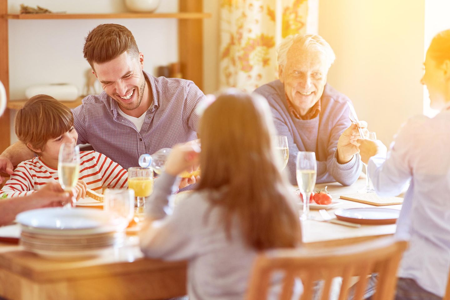 ELTERN-Studie 2022: Familie isst zusammen am Tisch