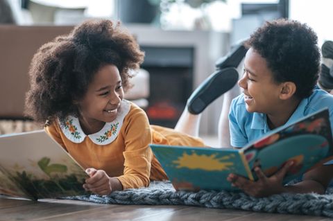 Schöne bunte Welt: BIPoC Kinder lesen zusammen Bücher