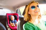 Entspannte Autofahrten mit Baby: Baby im Autositz Mutter guckt in den Spiegel