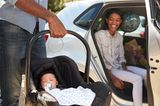 Entspannte Autofahrten mit Baby: Baby schläft zufrieden im Kindersitz