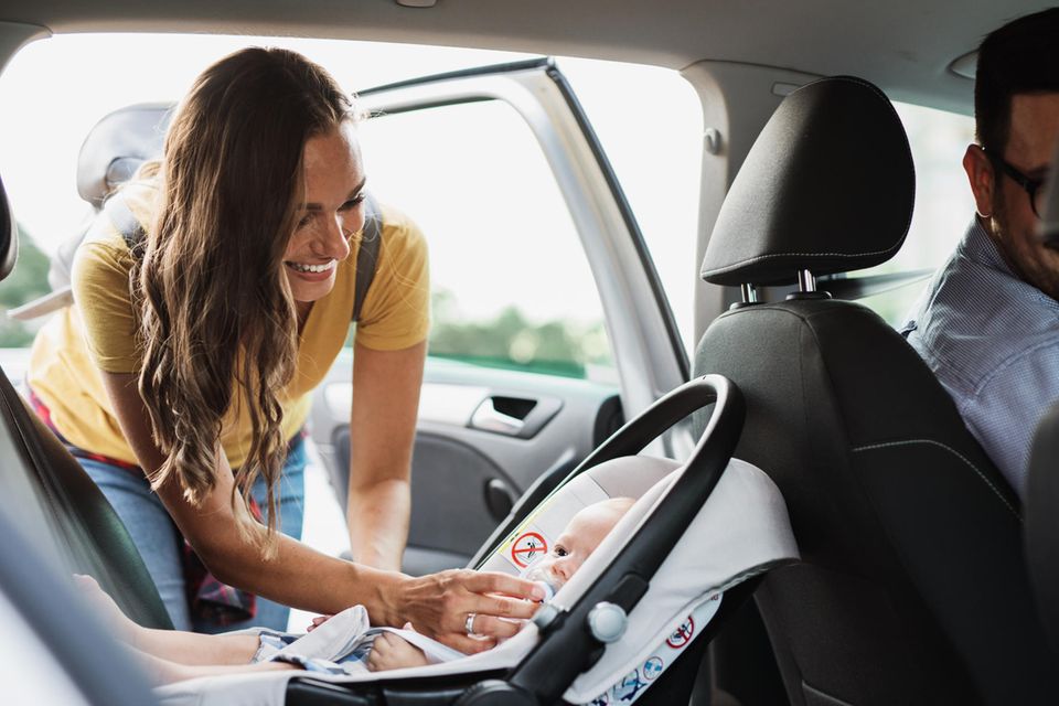 Tipps für entspannteres Autofahren mit Baby Schnuller zur Beruhigung Eltern.de