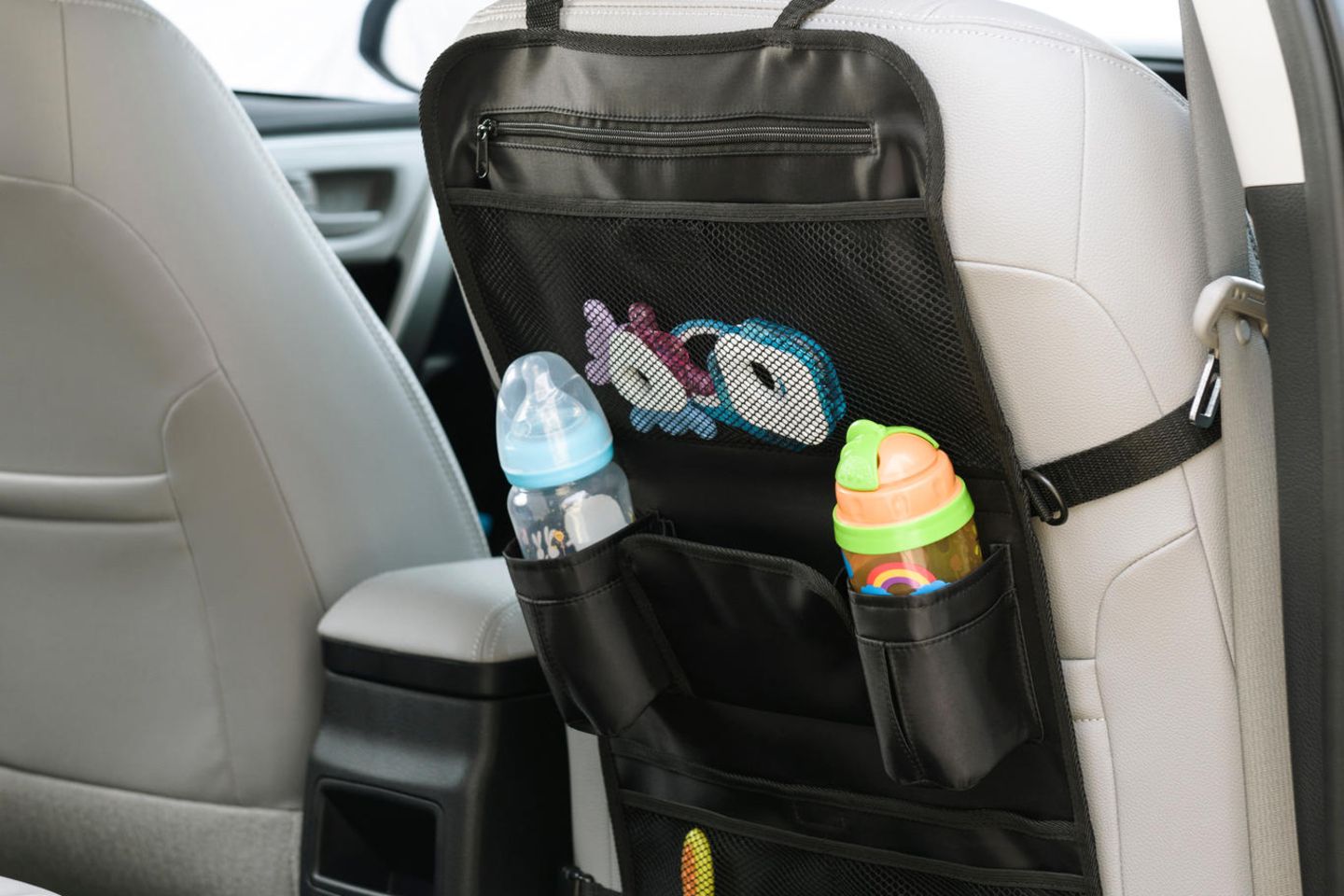 Tipps für entspannteres Autofahren mit Baby: Spielzeug-Organizer