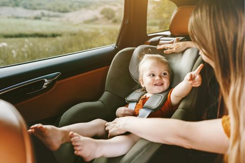 Baby im Kindersitz im Auto mit Mutter