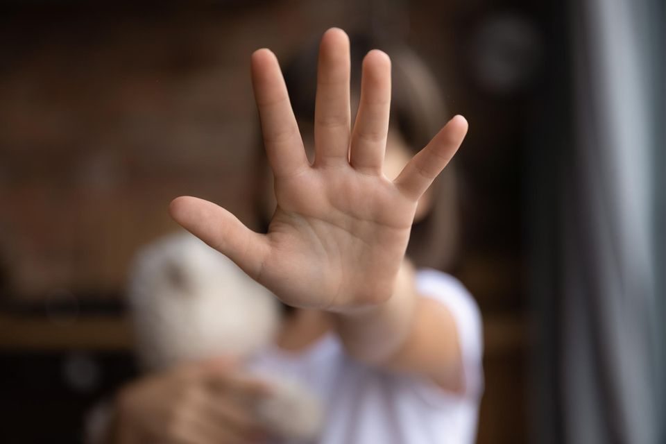 Nein sagen lernen: Mädchen zeigt Stopp mit ihrer Hand