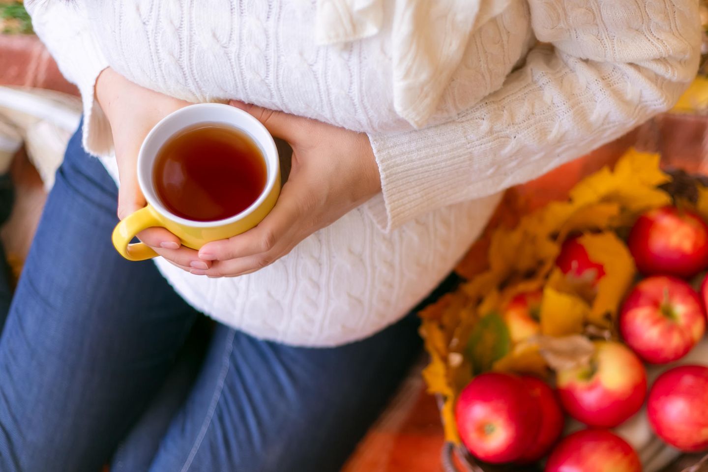 Schwarzer Tee in der Schwangerschaft: Schwangere Frau mit einem Becher Tee