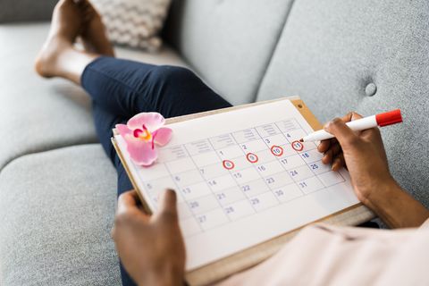 Periode verkürzen: Frau streicht Tage im Kalender an