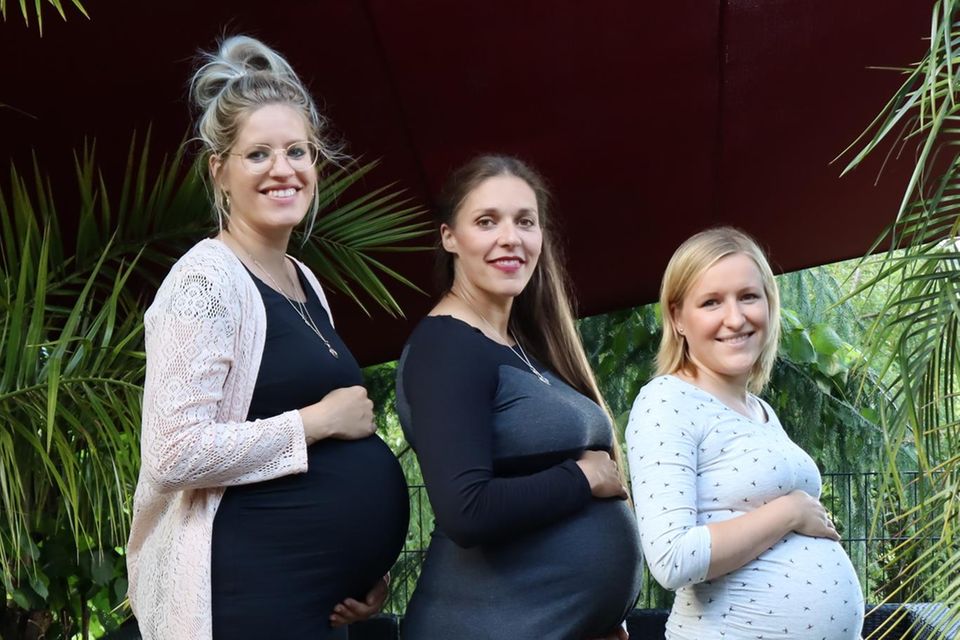 Die glücklichen Schraml-Frauen Barbara (links), Ina (Mitte) und Jasmin (rechts) sind alle gleichzeitig schwanger.