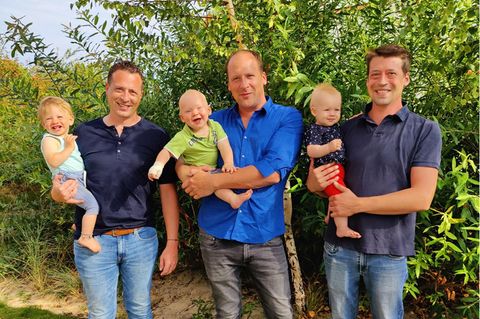 Drei glückliche Papas im gemeinsamen Familienurlaub: Philipp Schraml und Elias Jonathan (links), Julian Schraml mit Bastian (Mitte) und Marius Schraml mit Tochter Ophelia (rechts).