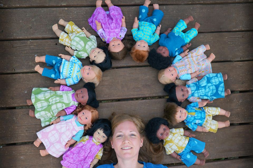 Down-Syndrom: Victoria Sömer hält Puppen mit Down-Syndrom im Arm