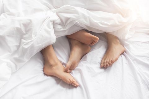Besserer Sex: Füße eines Paares im Bett