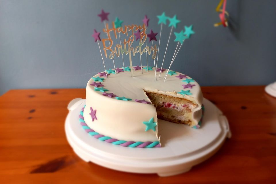 Clever Cakes im Test: Fondant-Geburtstagstorte mit blau-lila Sternen auf Küchentisch