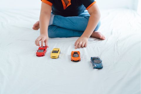 Kleiner Junge spielt mit Autos