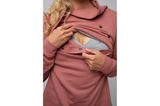 Stillmode: Rosa Stillsweater mit geöffnetem Brustbereich mit Zugang zum grauen Still-BH.