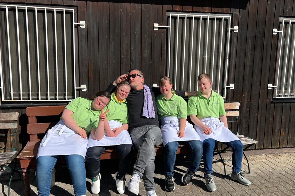 Schauspieler André Dietz mit Teilnehmenden der TV-Show "Zum Schwarzwälder Hirsch"
