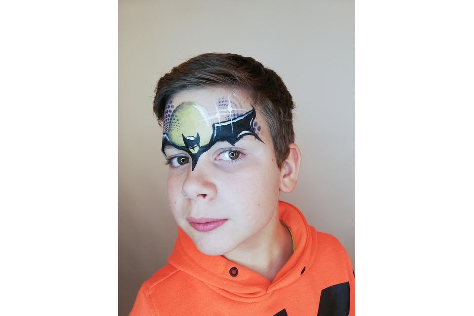Batman schminken: Junge mit Batman Make-up