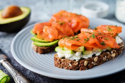 Zwei Scheiben Vollkornbrot mit Räucherlachs und Frischkäse