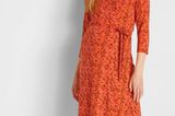 Das leuchtende Orange-Rot dieses Midi-Kleides sorgt für einen tollen Glow! Mit Taillengürtel und V-Ausschnitt, von Bonprix, kostet ca. 19 Euro. 