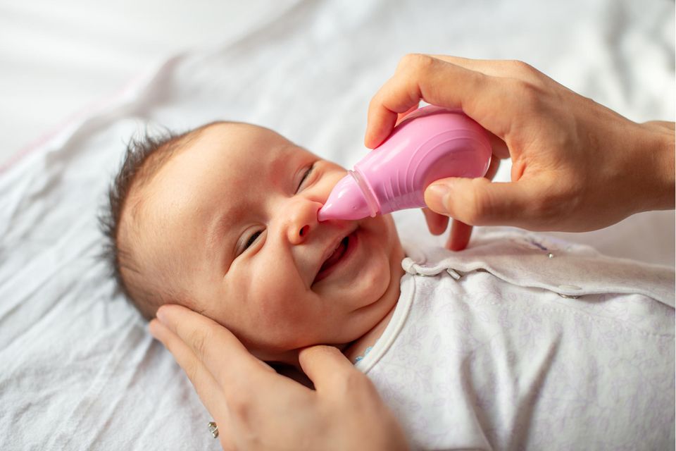Nasensauger: Baby wird mit einem Nasensauger behandelt