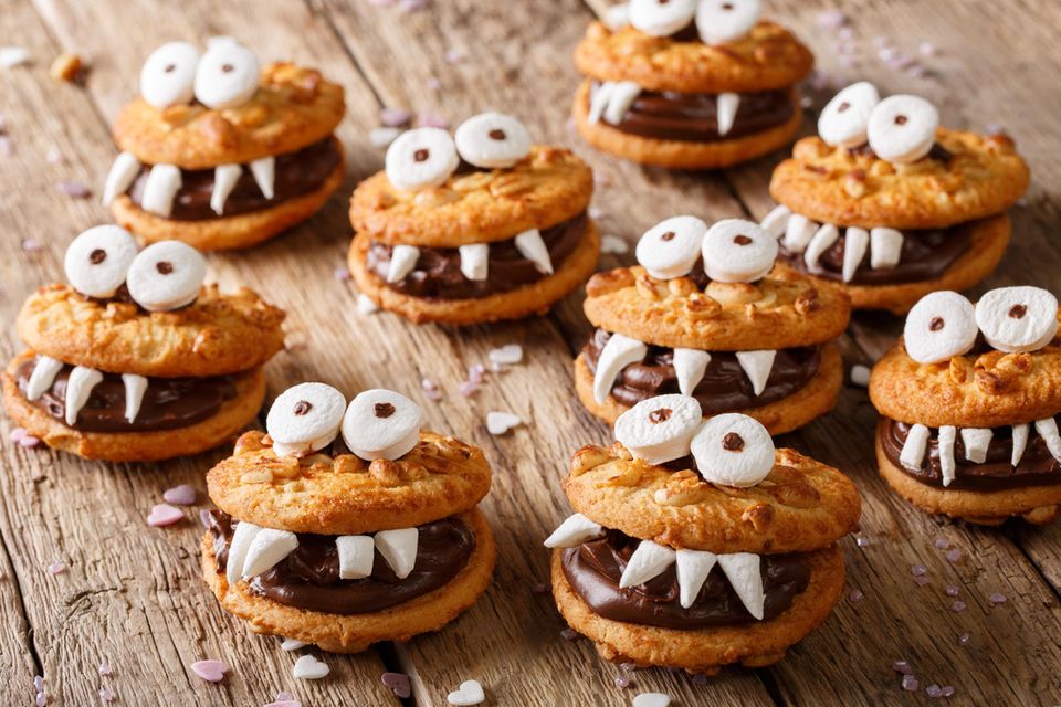 Halloween Snack: Kleine Monster aus Keks, Marshmallows und Schokolade.