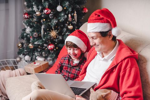 Weihnachtsfilme für Kinder: Vater und Sohn gucken einen Film auf dem Laptop