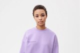 Egal, ob in der Schwangerschaft oder danach – gemütliche Klamotten machen das Leben schlicht einfacher. Das XL-Sweatshirt kann daher getrost auch ohne Babybauch weitergetragen werden und sieht genauso stylisch aus. Von Pangaia, kostet ca. 140 Euro
