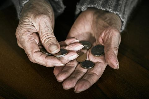 Spar-Tipps von Oma: Kleingeld in den Händen einer alten Person