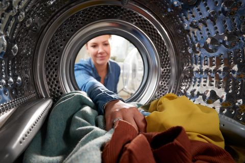 Frau wäscht Wäsche